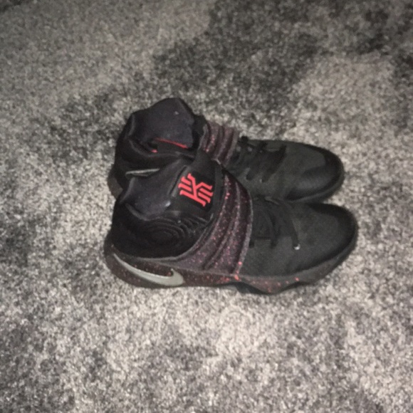 Kyries - Picture 3 of 3